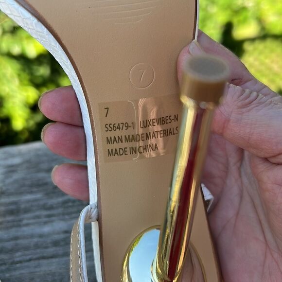 Fashion Nova Living Lavishly Heeled Sandals Sz 7 NIB White/Gold - Picture 8 of 9